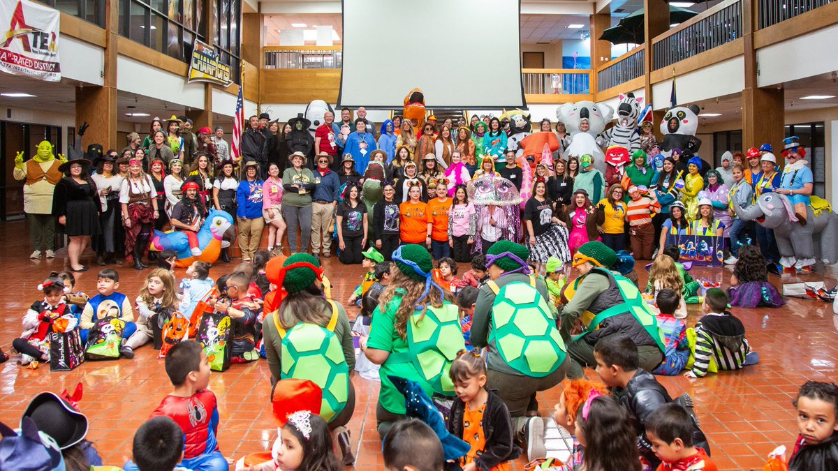 🎉🦇 We had an absolute blast seeing all our adorable Pre-K students come through #THEDISTRICT for some spook-tacular trick-or-treating fun today! 🍬👻 Learning with a side of candy can't be beat! Happy Halloween to all our amazing students and families! 🎃✨