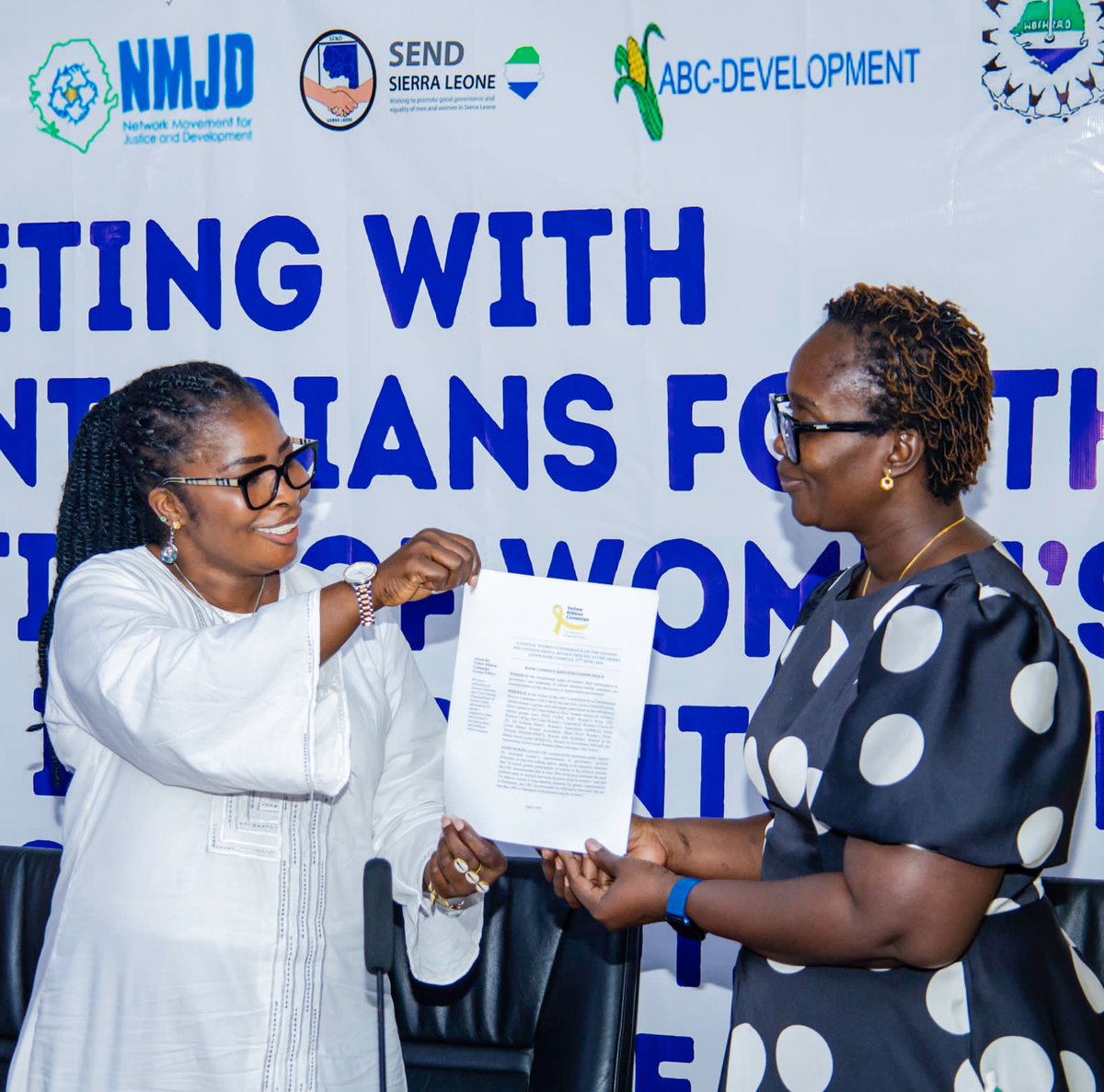 mogca_S_L's tweet image. @mogca_S_L, @cggsalone&amp;amp; partners met with female parliamentarians to discuss the #ConstitutionalReviewProcess. There’s a strong push to integrate women’s issues into the revised constitution. Dr.@IsataMahoi presented the communique for enhancing women’s roles in decision-making.