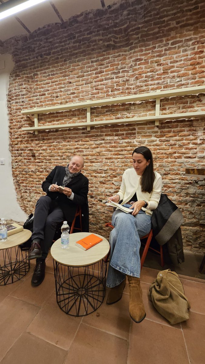 Irene Ortiz (@ireneortizzzg) on Twitter photo Fue un lujo poder charlar con <a href="/ubeda1955/">José Luis Villacañas</a> en <a href="/PasajesLibreria/">Pasajes Librería Internacional</a> sobre su libro “Giorgio Agamben. Justicia viva” editado por Trotta. Una mirada lúcida para comprender mejor el dispositivo Agamben. No se lo pierdan📚 Fue un lujo poder charlar con <a href="/ubeda1955/">José Luis Villacañas</a> en <a href="/PasajesLibreria/">Pasajes Librería Internacional</a> sobre su libro “Giorgio Agamben. Justicia viva” editado por Trotta. Una mirada lúcida para comprender mejor el dispositivo Agamben. No se lo pierdan📚