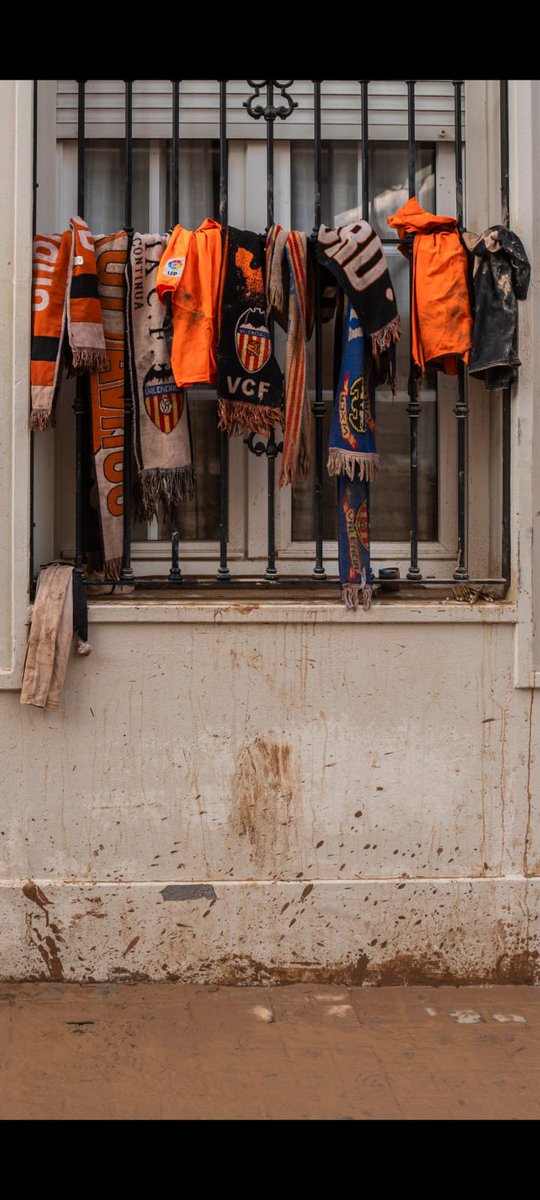 En Aldaia hay alguien que después de tirar todas sus cosas a la basura ha decidido poner a secar las bufandas del Valencia.

Honor.