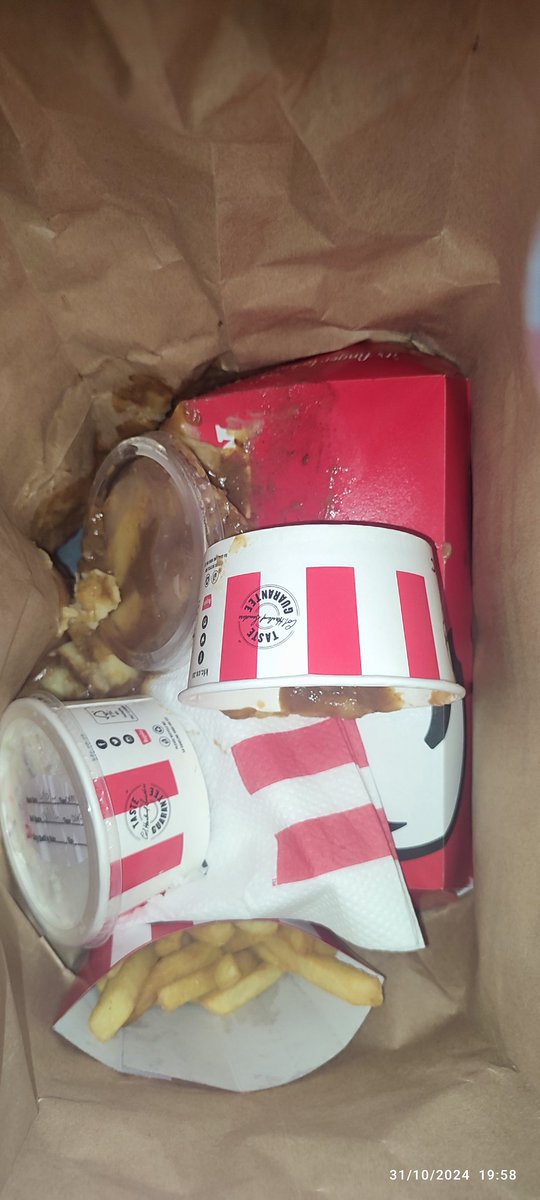 leeloboi's tweet photo. @KFCSA tell your Long Street, Cape Town branch to better secure food items when having food delivered by @UberEats https://t.co/Vo9IL7asVr