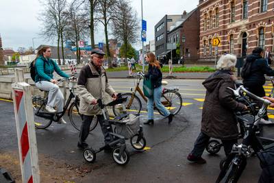 BNDeStemEL's tweet photo. Chaotische verkeers­knoop in Breda, weliswaar tijdelijk, maar ook ‘zorgwekkend’ https://t.co/Llsv6rAoZl https://t.co/zqmk3Gk8BE