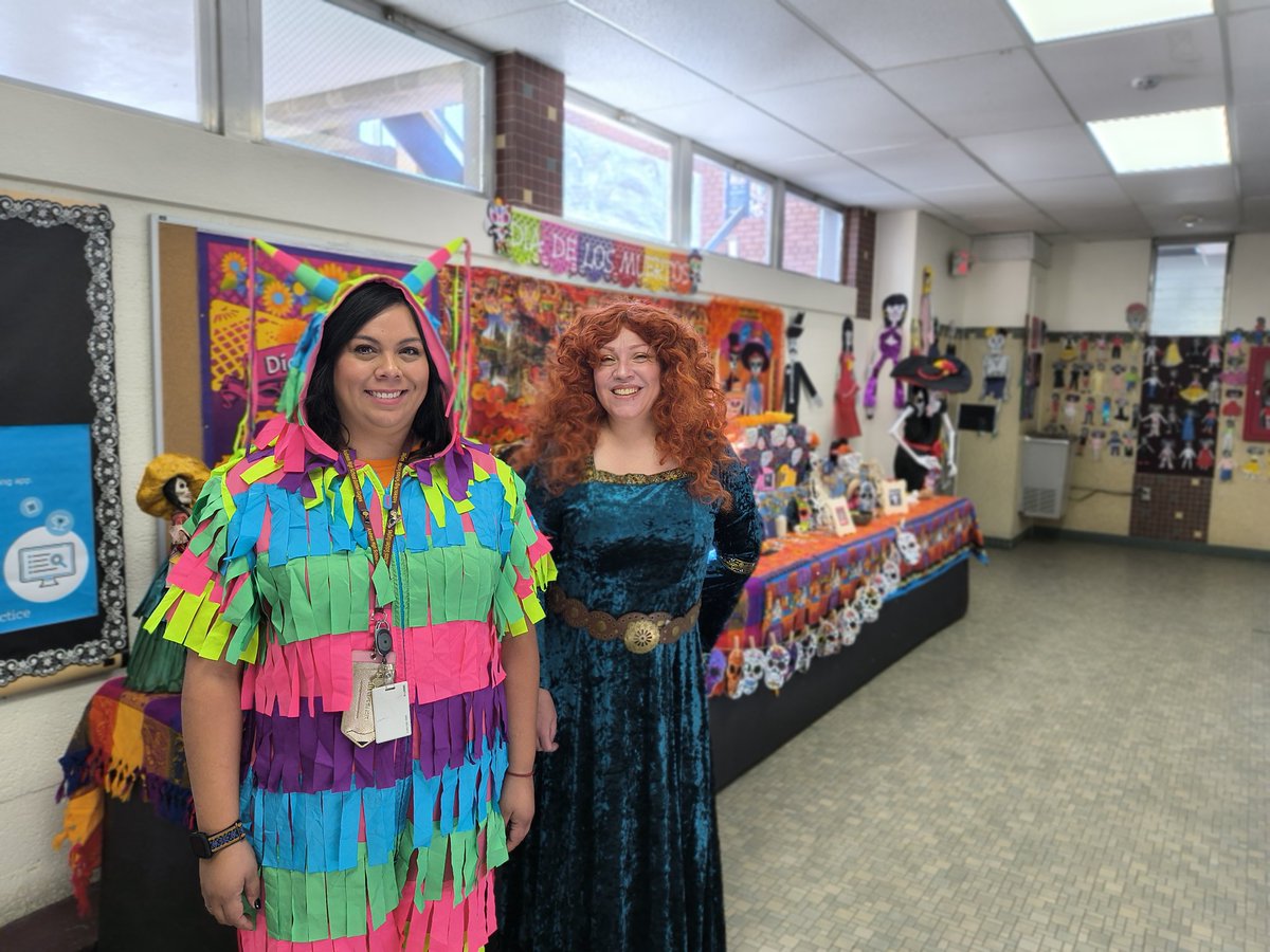 Coach_Hasseine's tweet photo. 2 of our amazing Spanish teachers sharing their culture with us 😍🤩
Thanks Mrs Garcia and Mrs Hernandez 
@AHSGoldenEagles @MrHTeachesELA @ODPHIRuben @EPISD https://t.co/UwLSLzQn4p