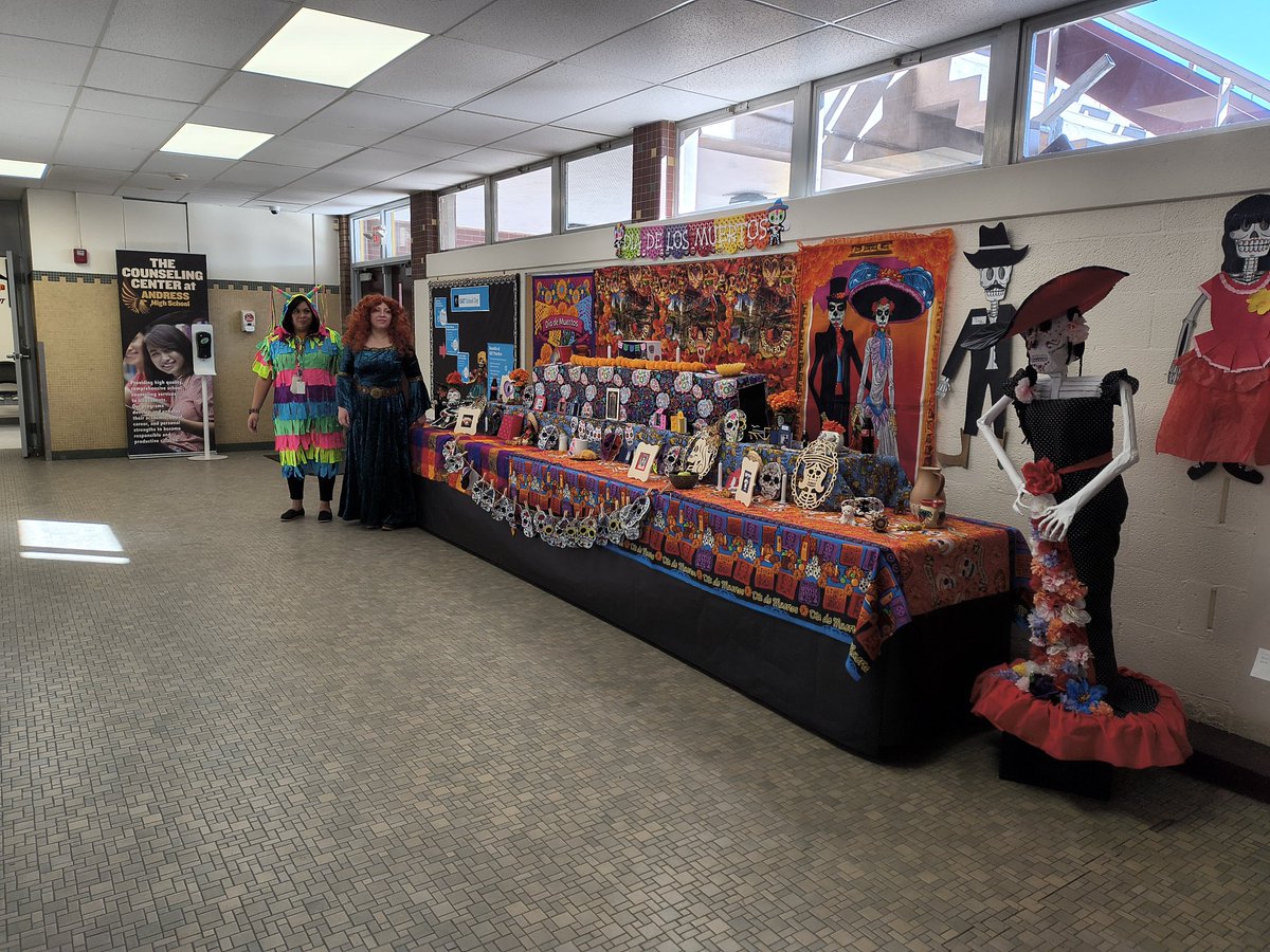 Coach_Hasseine's tweet photo. 2 of our amazing Spanish teachers sharing their culture with us 😍🤩
Thanks Mrs Garcia and Mrs Hernandez 
@AHSGoldenEagles @MrHTeachesELA @ODPHIRuben @EPISD https://t.co/UwLSLzQn4p