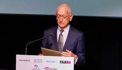 tamerqdh's tweet image. واحدة من التصريحات التي أثارت جدلاً كبيراً في الكيان الإسرائيلي اليوم، هو تصريح مدير صحيفة هآرتس خلال مؤتمر له في بريطانيا، حيث صرّح أن المقاتلين الفلسطينيين هم مقاتلون من أجل الحرية. 
أدى هذا التصريح إلى حملة تحريض كبيرة عليه وعلى صحيفته، التي تُعدّ من أكبر الصحف في الكيان…