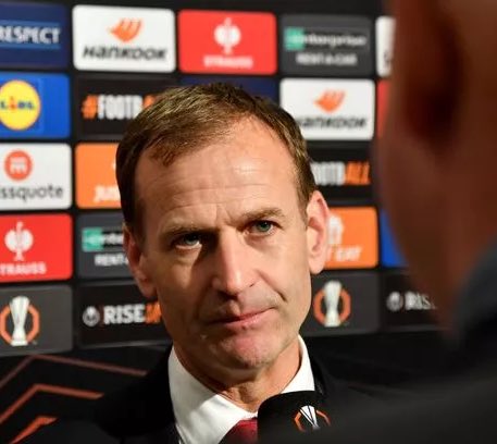 ZaidBalll's tweet photo. 🚨JUST IN:

NUFC have been told that an incoming senior analyst must first complete a period of gardening leave… and it’s Man Utd &amp; Dan Ashworth making them wait.🤣

[@CraigHope_DM ] https://t.co/GuyKkKYI1f