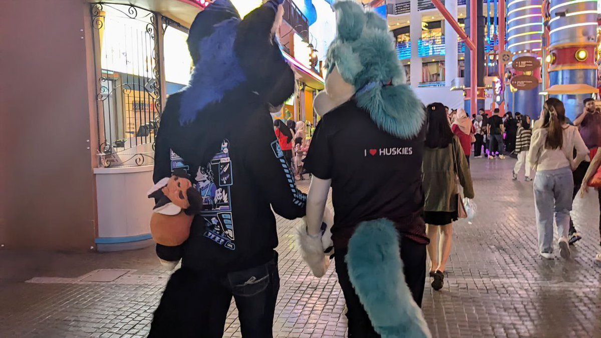 WhiteFangLilWo1's tweet photo. Happy fursuit Friday! When 2 wolves walk together hand in hand, it brings joy! #fursuitfriday #genting #fursona #furry #high #fursuiting feat. @RynerWolf photo by gojo https://t.co/93pNBRJW5j