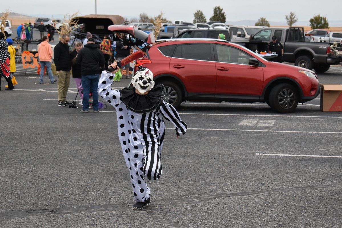 🎃SRCI hosted its beloved Trunk or Treat! This event brings together staff and their families, who volunteer to decorate their car trunks and hand out candy. This year’s turnout was the best yet, with families and kids enjoying a fantastic time together.