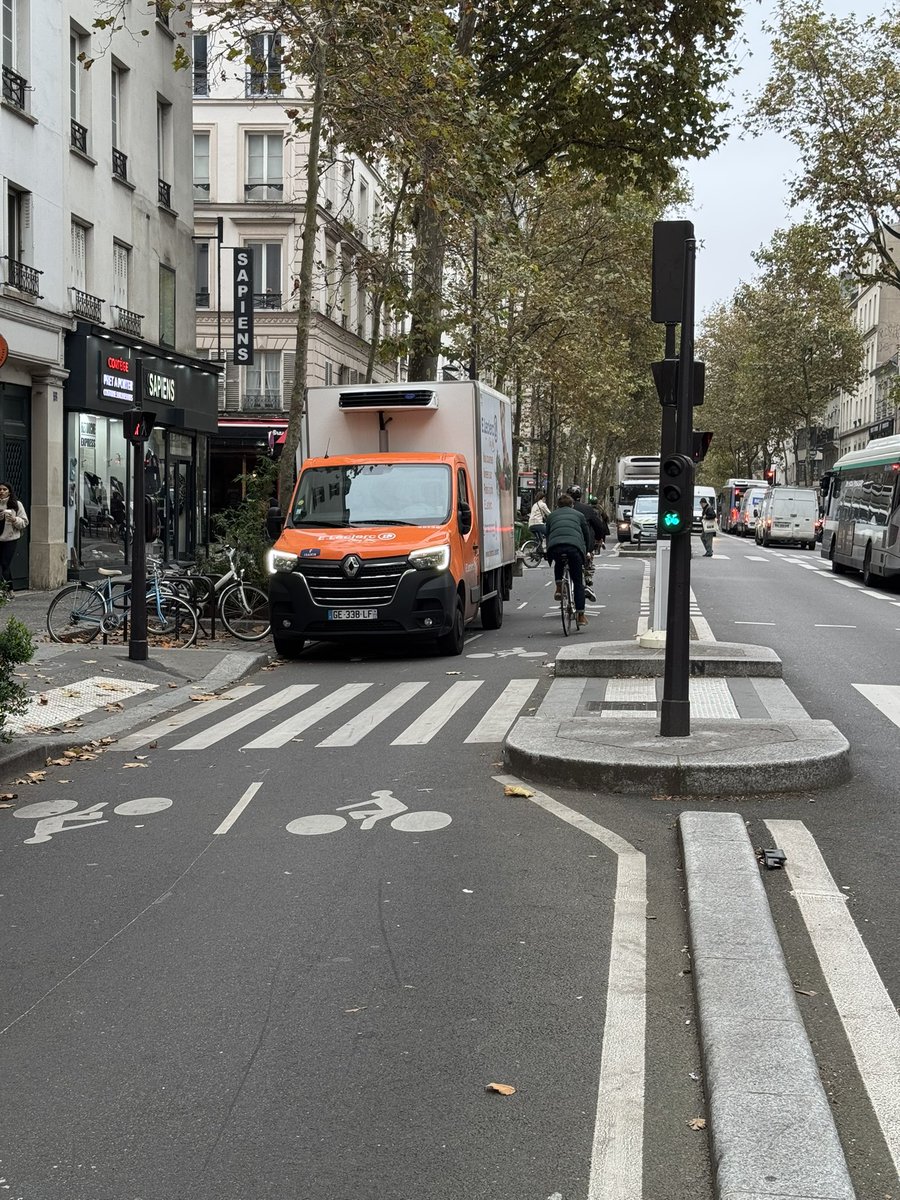 Encore et toujours dans la piste cyclable ce matin, quand allez vous réagir ? 
<a href="/Parisjecoute/">Paris j'écoute</a> <a href="/geoffroyboulard/">Geoffroy Boulard</a> <a href="/EricLejoindre/">Eric Lejoindre</a>

<a href="/leclercdrive/">leclercdrive</a>, votre conduite est lamentable
