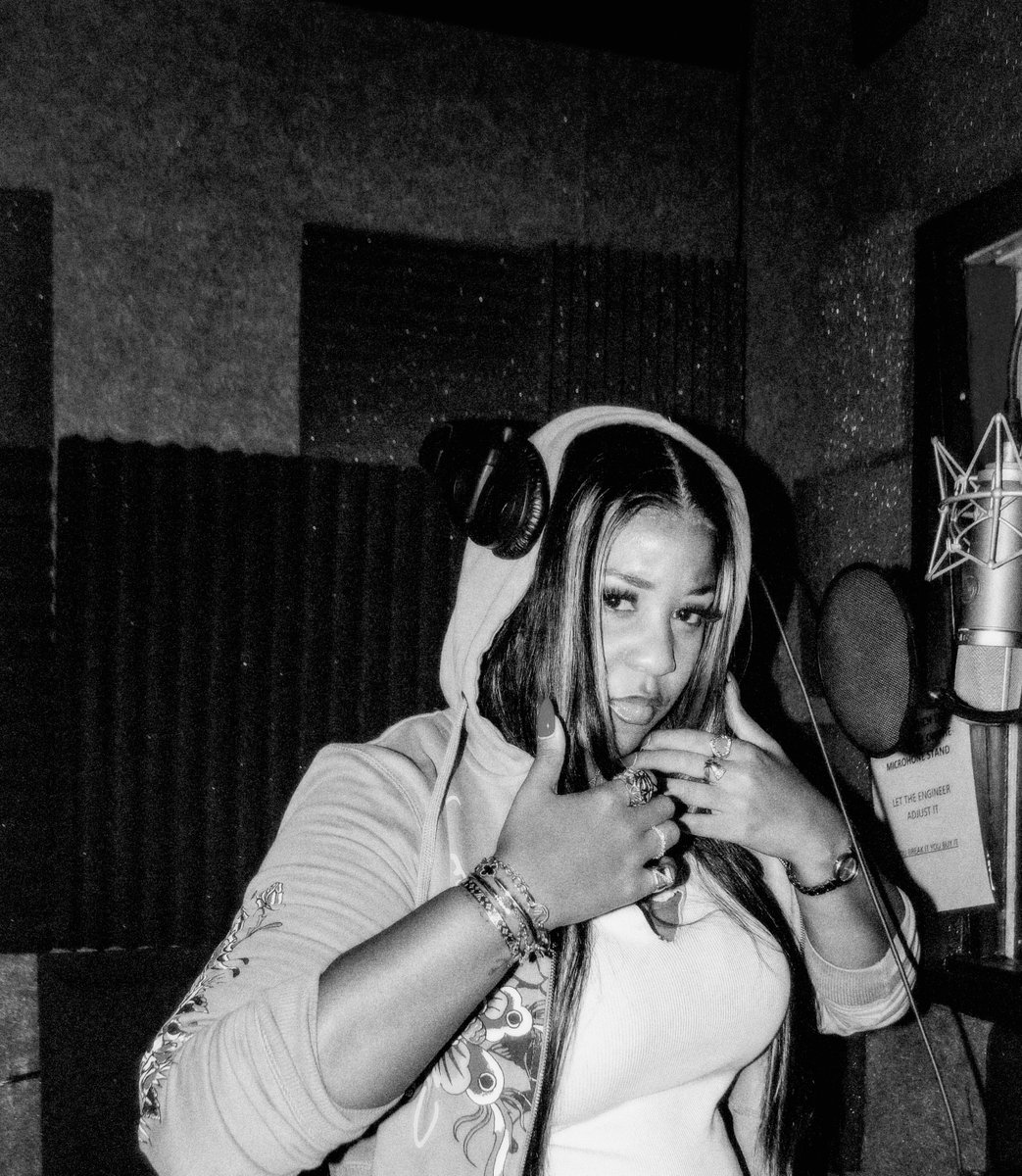PurpleGangPress's tweet image. #ClientContent:🚨 Check out these dope #BTS Shots of our client @AshleeBANKZ at the #Studio 🎧 Be on the lookout 👀 for her album release #GoToHell🔥 🔥 🔥 

#swankpr #ashleebankz #albumrelease #chicagoartist #chicagopr #publicrelations