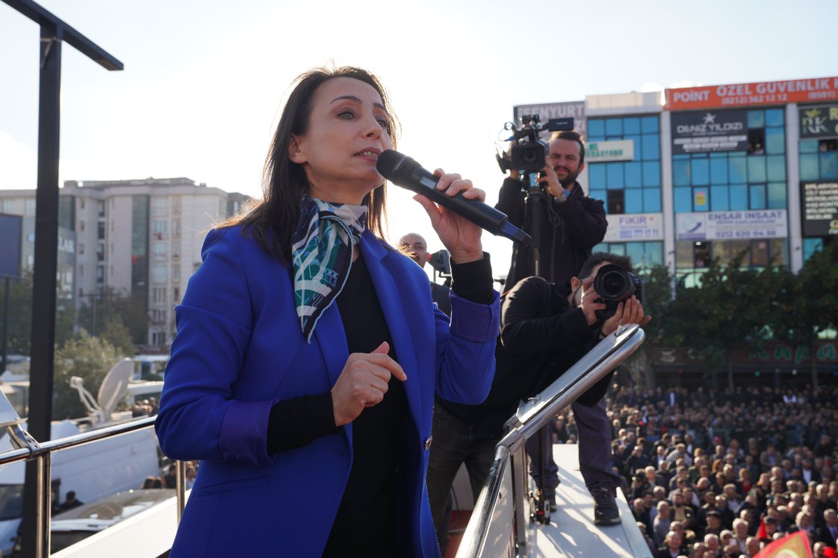 Bizi ne mahkemeler ne yasaklar ne tehditler ne de kumpaslar durduramaz. 

Genel Başkanımız Sayın Özgür Özel, belediye başkanlarımız, vekillerimiz, DEM Parti Eş Genel Başkanları, TİP, Saadet Partisi, Deva Partisi, EMEP, Gelecek Partisi, Sol Parti, Emek ve Demokrasi Platformu,