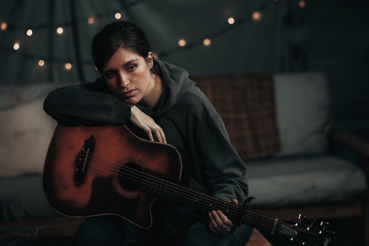 maul_cosplay's tweet photo. „Some people call this here a gee-tar.“ 🥲 Part 2 of my personal Joel cosplay tribute includes the incredible @SandraMillrr ! This shoot put a little piece of my broken Joel-Heart back together. 🖤 📸 by the one and only @Eosandy 💪🏻

#thelastofus #cosplay https://t.co/dyJrvZ5Hwu