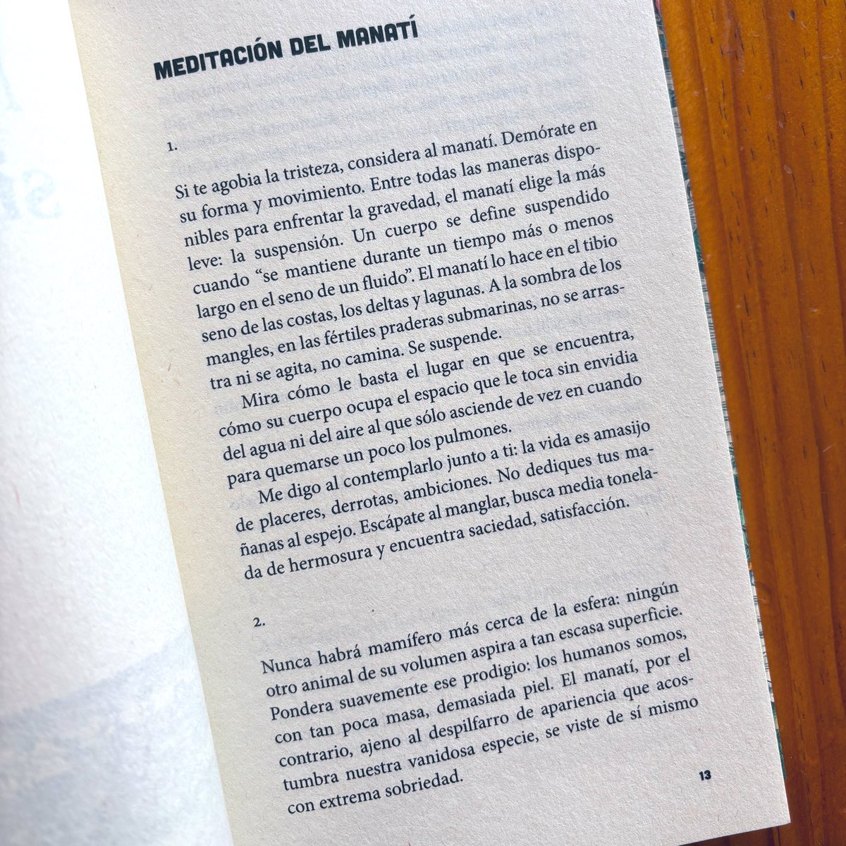 edantilope's tweet photo. ¡Ya llegó, ya está aquí, esta maravilla de @jorgecomensal! 🎉📦

La próxima semana empieza a llegar a librerías a través de @nadiedistribuye, y anunciaremos la presentación en unos días. 🦀

Si se te cuecen las habas, puedes leer un adelanto acá: https://t.co/lKIxz4Bpn4 https://t.co/XYAtH6EyHI