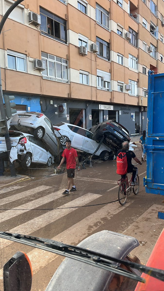 NandoDura's tweet photo. Acabe de vindre de Sedavi, hem aplegat ara al magatzem i jo q se, q no tinc paraules per a descriure el que he vist alli hui, estic totalment en shock i hem tingut q tornar per el saler perq la pista de Silla esta impracticable. Be, dema a seguir https://t.co/Dgg70xzb2g