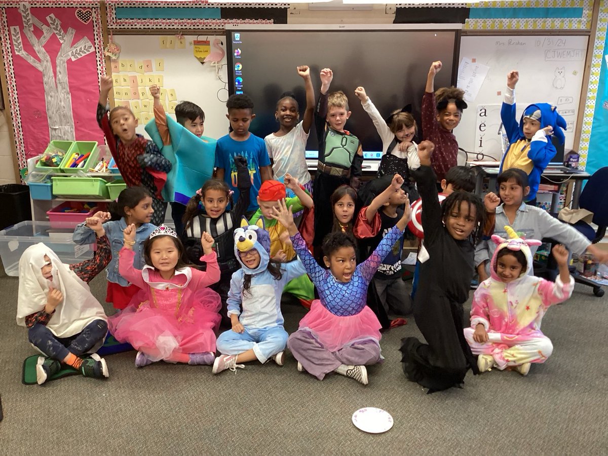 RockinRoom5's tweet photo. It’s costume time! #FallCelebration https://t.co/vqzbdmO6CZ