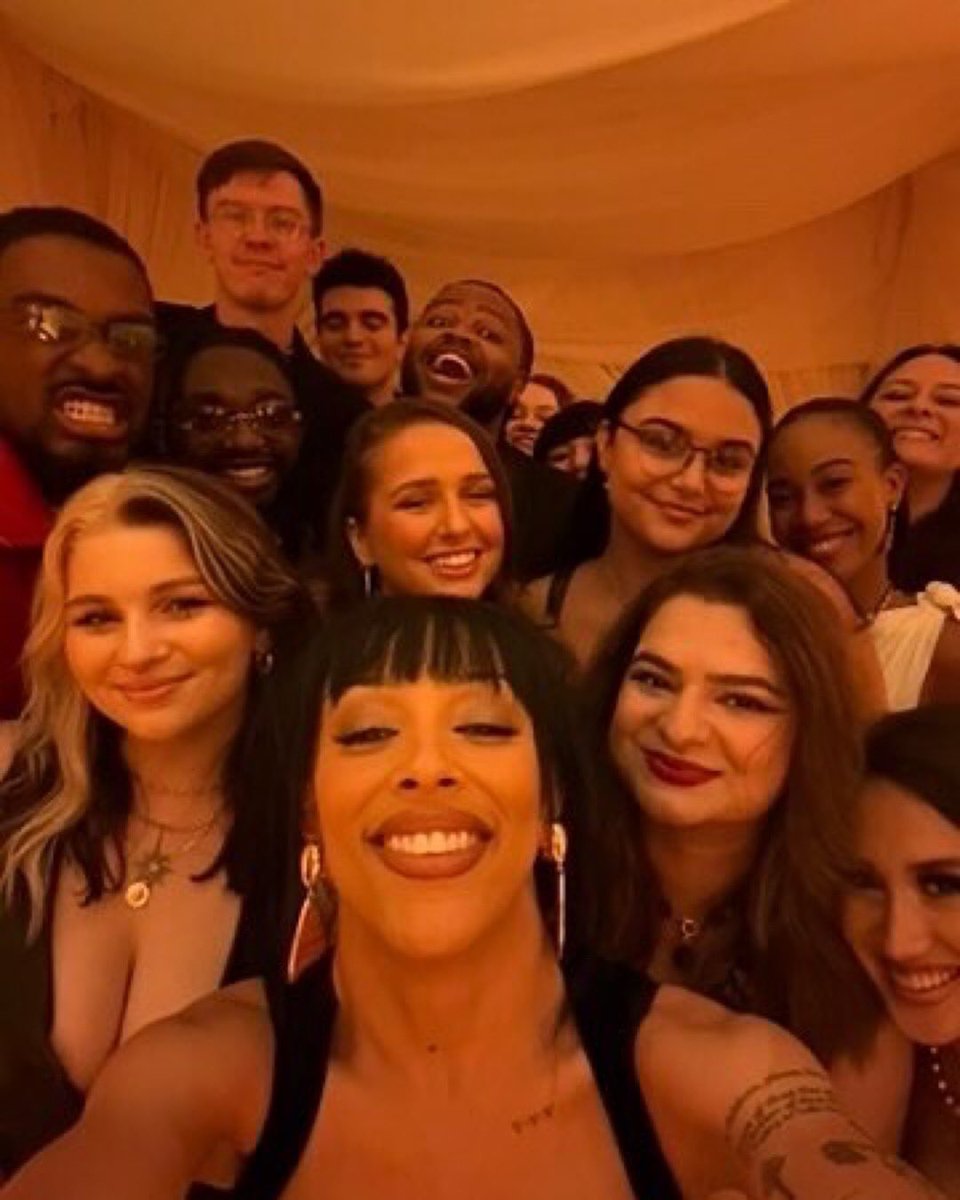DojaHQs's tweet photo. .@DojaCat with fans at her Airbnb event this past Saturday. https://t.co/vqqAwCuPWf
