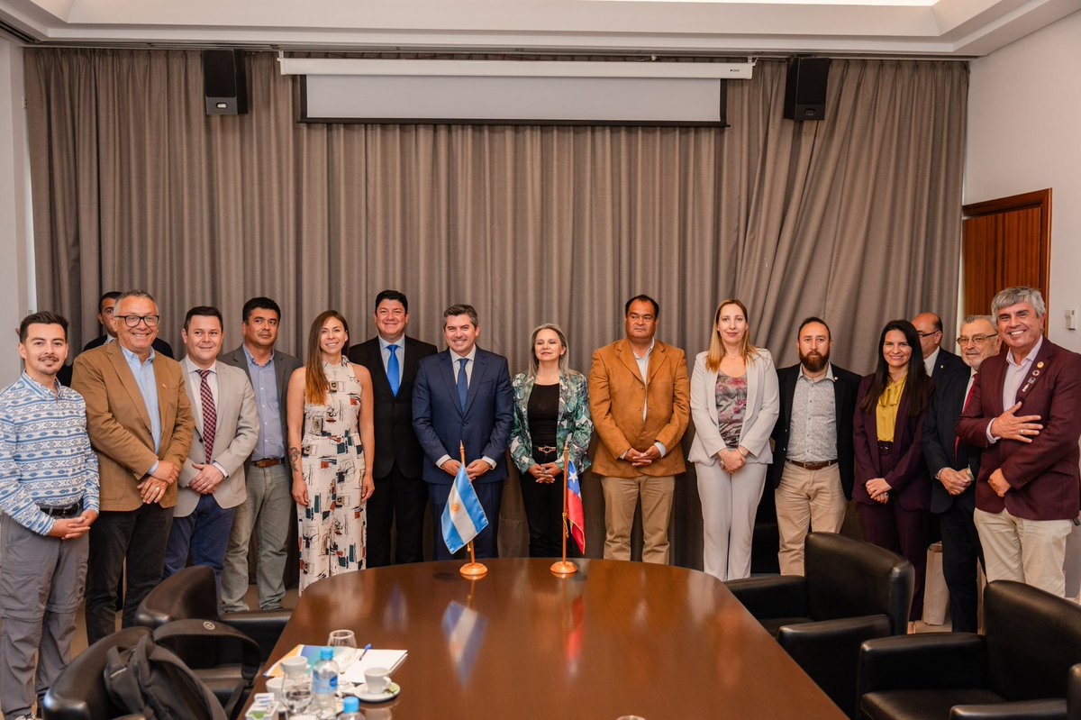 DrMarceloOrrego's tweet photo. La Fiesta Nacional del Sol también es una ocasión para recibir y dialogar con nuestras provincias y países vecinos, que llegan a San Juan para acompañarnos en este evento.

Recibí la visita del Cónsul Mario Echevone, el Alcalde, Rafael Vera, y consejeros regionales de Coquimbo, del hermano país de Chile. En una interesante reunión destacamos esta nueva impronta de la fiesta de todos los sanjuaninos, generando reuniones de negocios y potenciando la formación de la comunidad con actividades como el Fórum que está próximo a comenzar. También destacamos el crecimiento que nuestra provincia está llevando adelante en materia minera y en energías limpias. 

La hermandad con la Región de Coquimbo también es parte de nuestra identidad y vamos a seguir honrando este lazo. Agradezco de todo corazón esta importante visita.