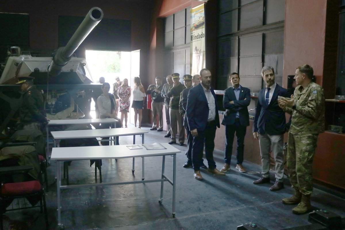 Autoridades de la UNDEF, encabezadas por el Dr. Julio César Spota, visitaron el Colegio Militar de la Nación para fortalecer el intercambio en la formación de futuros oficiales del Ejército Argentino. Conocé más sobre la jornada 👉 undef.edu.ar/reunion-de-tra…