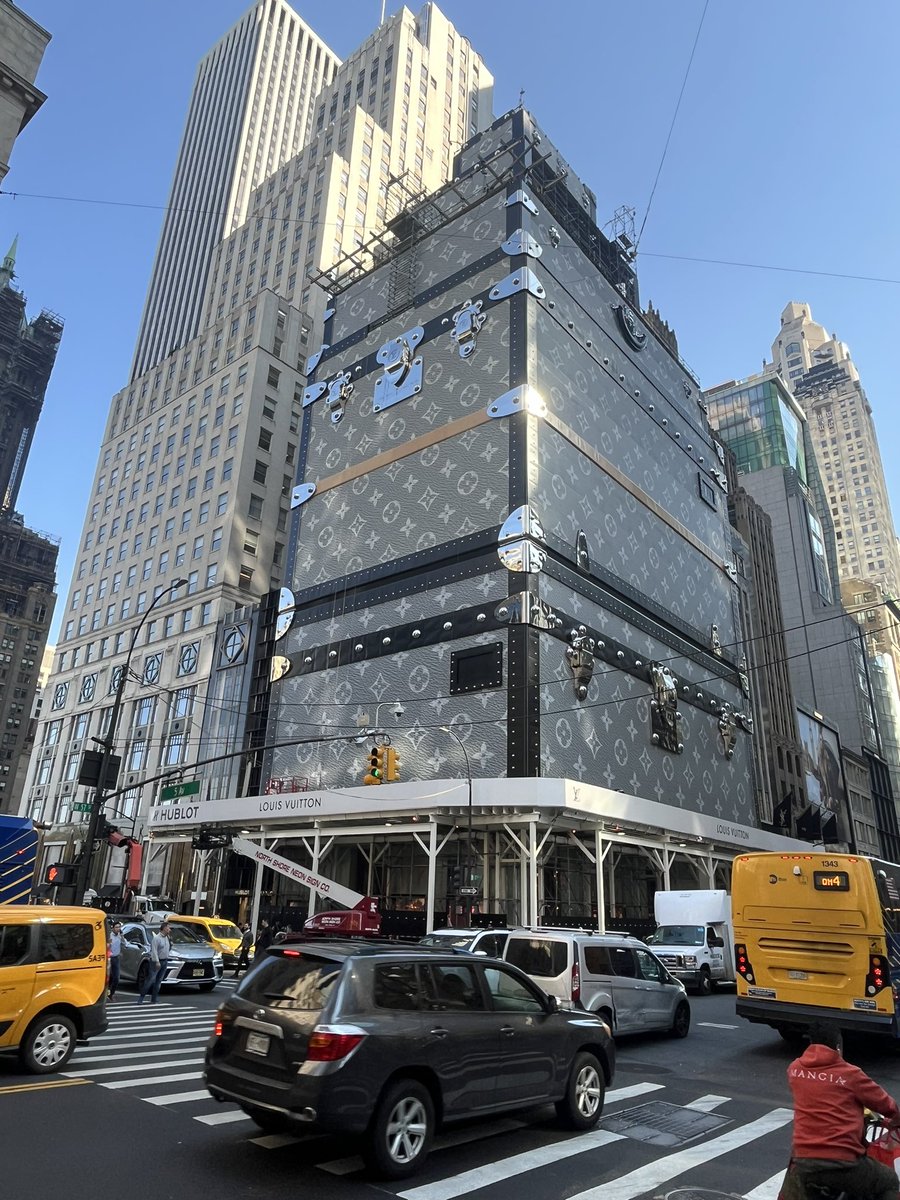 Rovzar's tweet photo. The cladding on the new Louis Vuitton store on Fifth Avenue in New York is … wild. https://t.co/9TWGO1OAZU