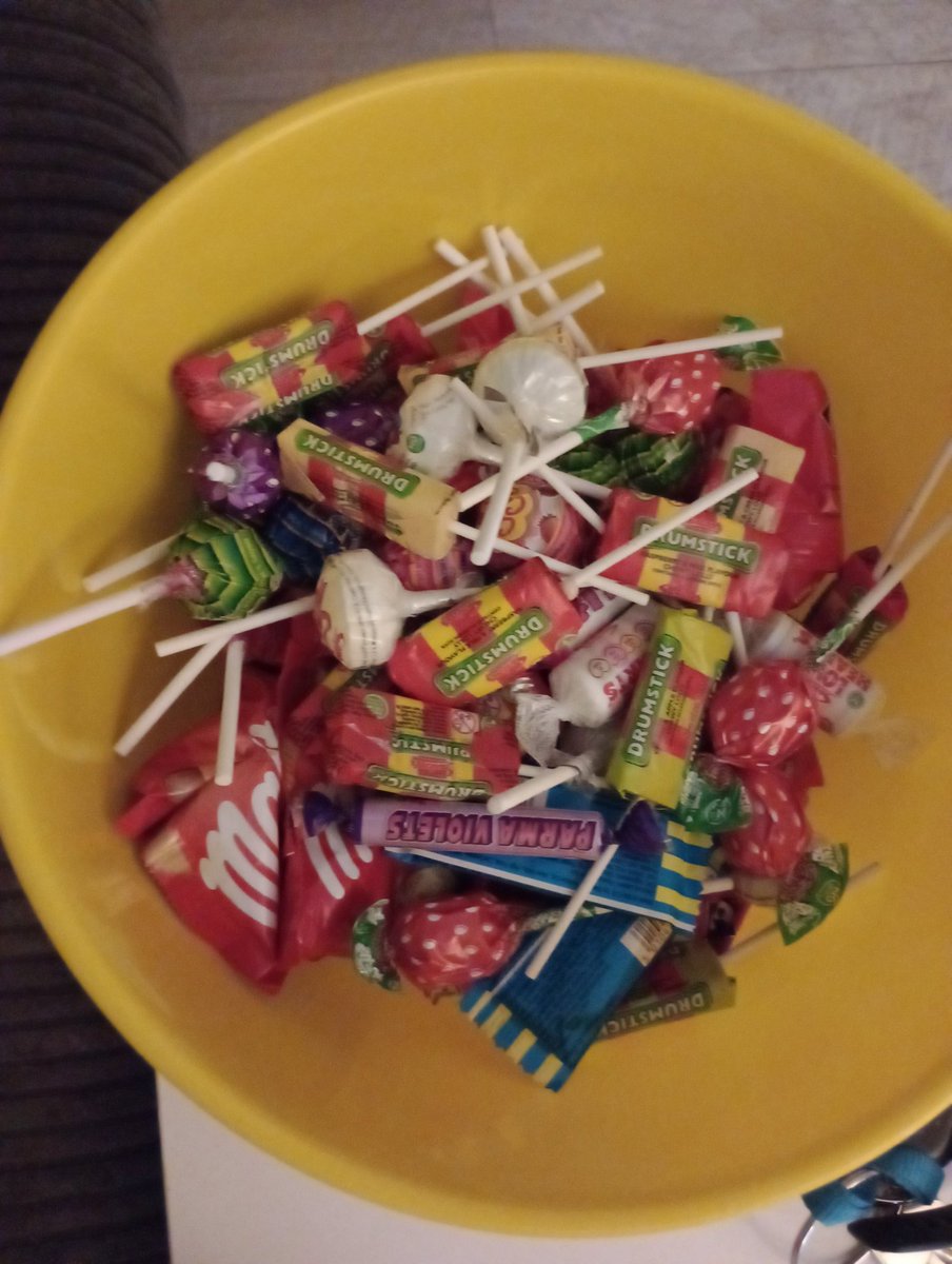 HelenJBurch's tweet image. Anyone hoping no-one knocks on the door tonight 😂 #Halloween #HappyHalloween  #notsharing 🤣