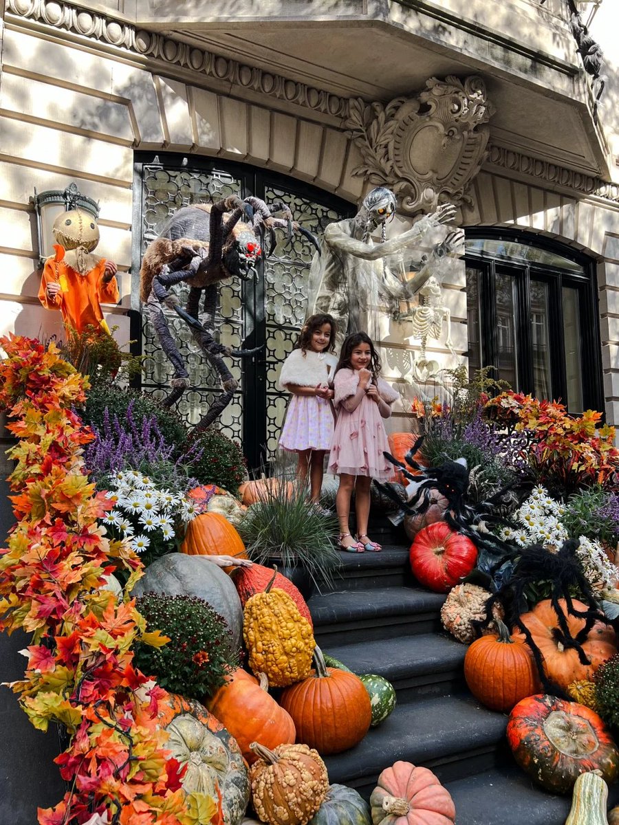 Curtainjfg's tweet photo. 🎃👻🕸️☠️🖤Halloween in New York https://t.co/a3rk9jPCHw