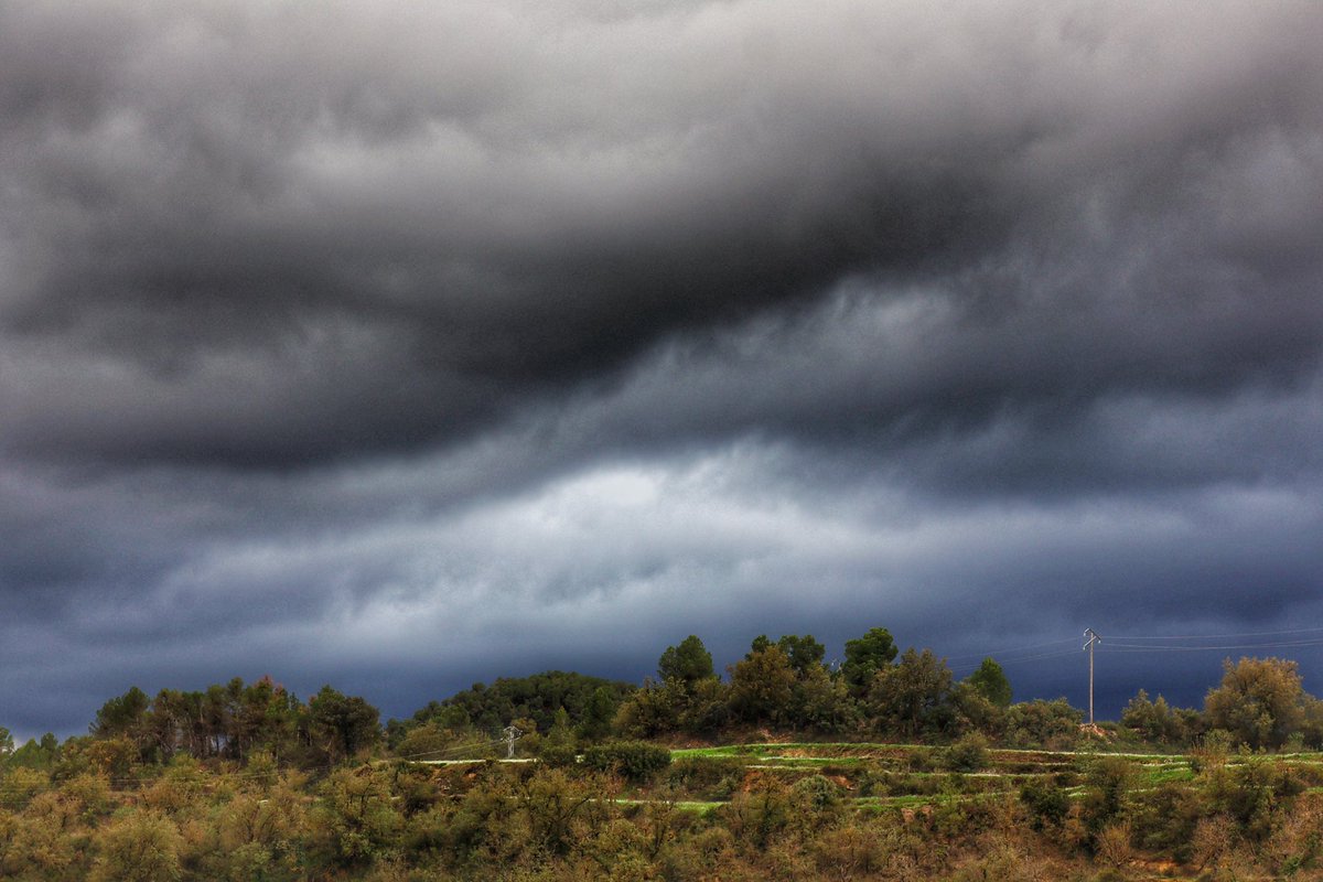 Aquest migdia el cel estava força violent i al final no ha caigut res d'especial, tan sols 8 litres.
#somtrescentsipico  #esplugacalba