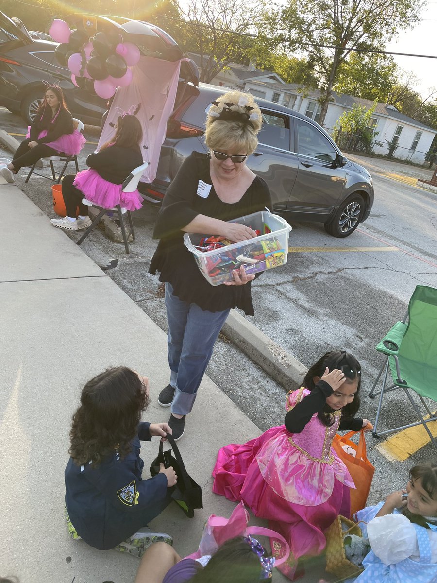 mrSpiveyTeaches's tweet image. One of my favorite adults that I knew growing up came to read to my students!!! My heart is so happy!!! #trunknread #jja #joyjames #choosecastleberryisd
