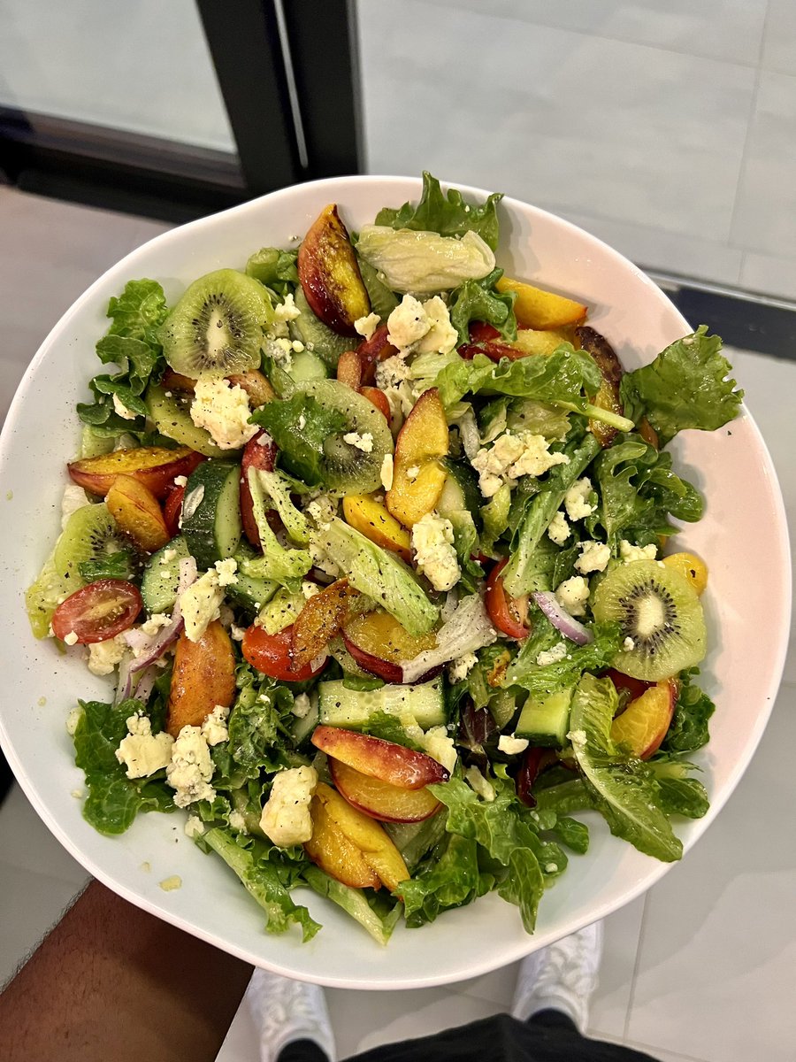 Silindokuhle_'s tweet photo. Dinner was delish!

Bulgar wheat &amp; lentils w/ mushrooms and halloumi 
Fresh blue cheese salad with caramelised peach segments and kiwi fruit 
Cajun tiger prawns with a Cajun butter sauce 😚 https://t.co/SpmHI5Px48