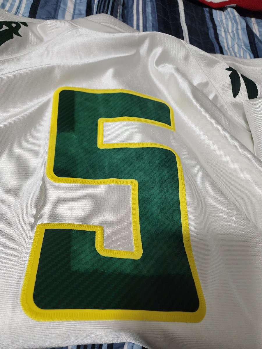 RiverRat_Jus10's tweet image. @Fanatics @FanaticsSupport another $400 Jersey worn a handful of times in the past 2.5 years... NFL Shield already peeling. These are the quality issues I see many people complaining about. &amp;amp; 2 Oregon Jerseys that have fading/quality issues #ExplainIt