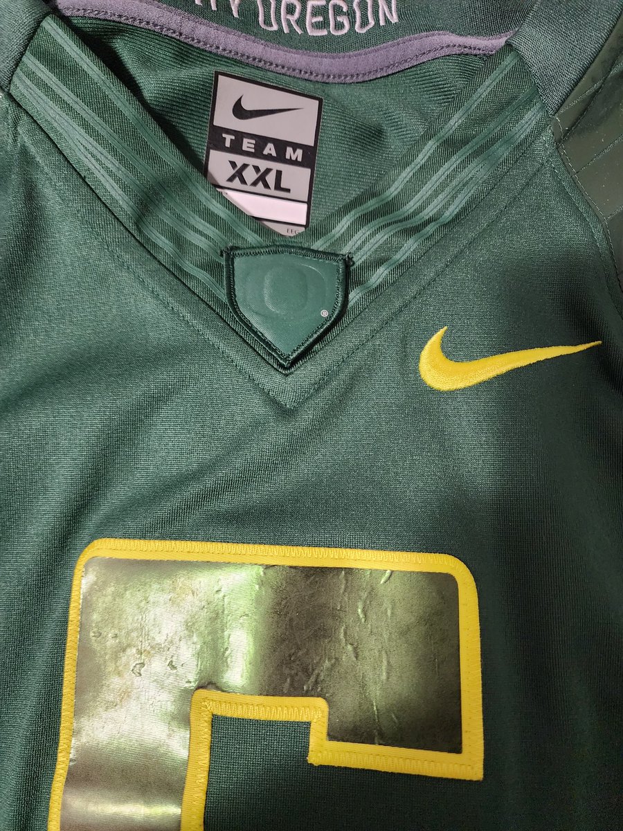 RiverRat_Jus10's tweet image. @Fanatics @FanaticsSupport another $400 Jersey worn a handful of times in the past 2.5 years... NFL Shield already peeling. These are the quality issues I see many people complaining about. &amp;amp; 2 Oregon Jerseys that have fading/quality issues #ExplainIt