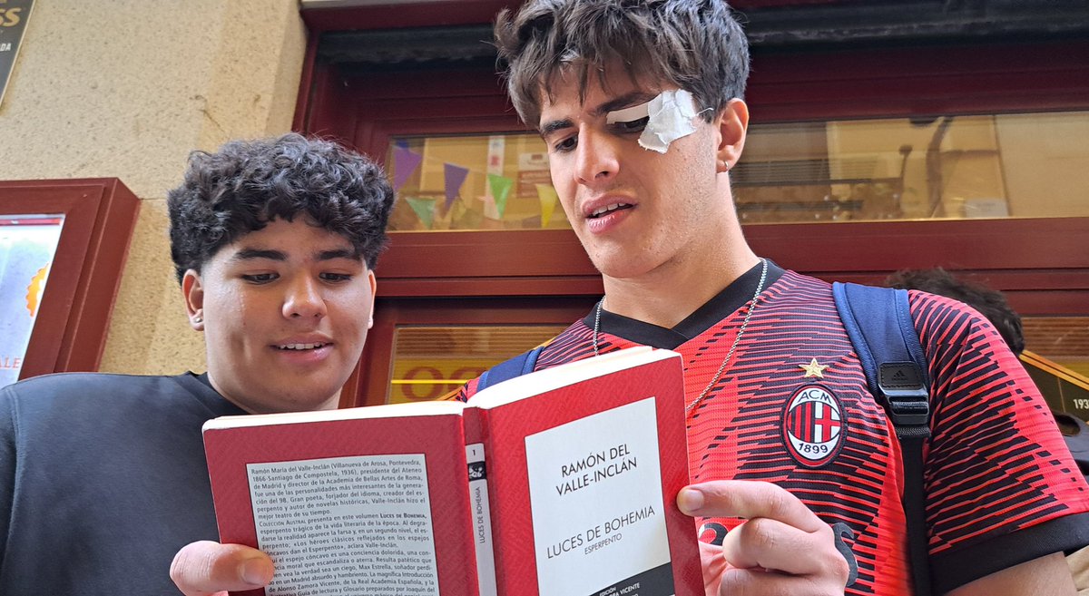 IFuentelarreyna's tweet photo. De nuevo y en el Centenario de #LucesDeBohemia 2° Bach recorre el mismo periplo esperpéntico que Max Estrella y don Latino por el Madrid literario de Valle-Inclán. #LaLiteraturaALaCalle #LaPasiónPorAprender #ElEntusiasmoPorEnseñar https://t.co/m8MGLx3xCY