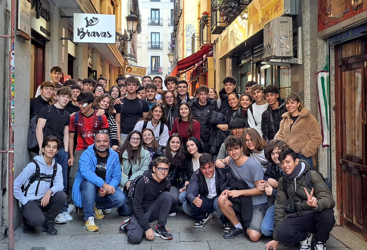 IFuentelarreyna's tweet photo. De nuevo y en el Centenario de #LucesDeBohemia 2° Bach recorre el mismo periplo esperpéntico que Max Estrella y don Latino por el Madrid literario de Valle-Inclán. #LaLiteraturaALaCalle #LaPasiónPorAprender #ElEntusiasmoPorEnseñar https://t.co/m8MGLx3xCY