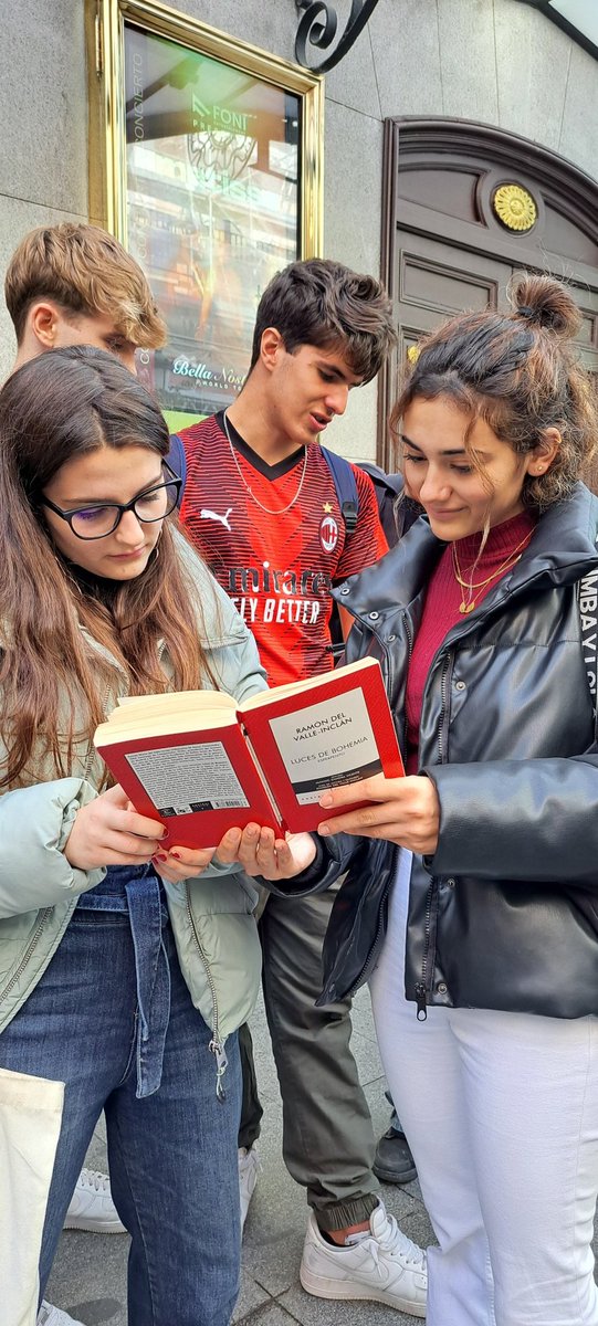 IFuentelarreyna's tweet photo. De nuevo y en el Centenario de #LucesDeBohemia 2° Bach recorre el mismo periplo esperpéntico que Max Estrella y don Latino por el Madrid literario de Valle-Inclán. #LaLiteraturaALaCalle #LaPasiónPorAprender #ElEntusiasmoPorEnseñar https://t.co/m8MGLx3xCY