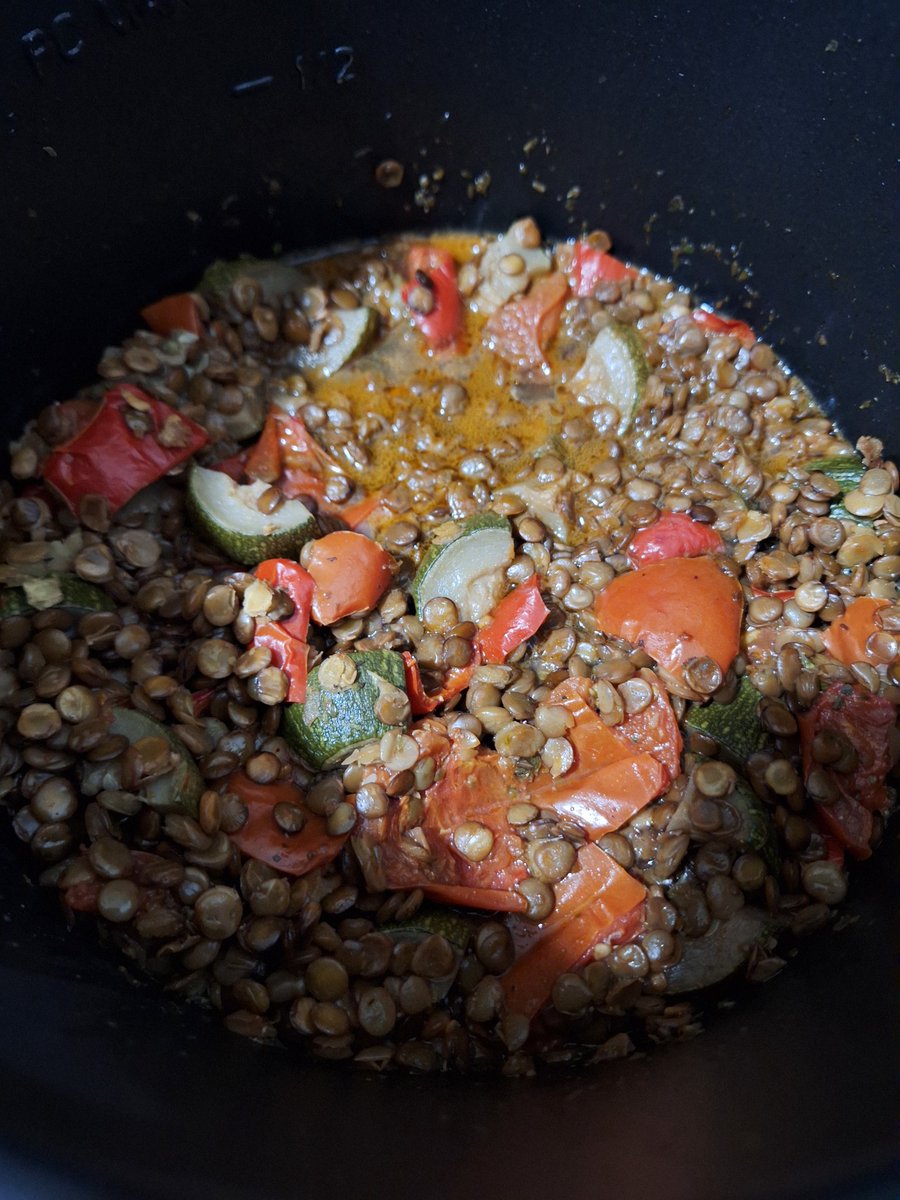 PaulAndJet's tweet image. Ну кстати #ЕдимДома 
Сегодня готовил чечевицу с помидорами, балг перцами и цукини в соусе с тревожным сыром. К гарниру шли чевапы