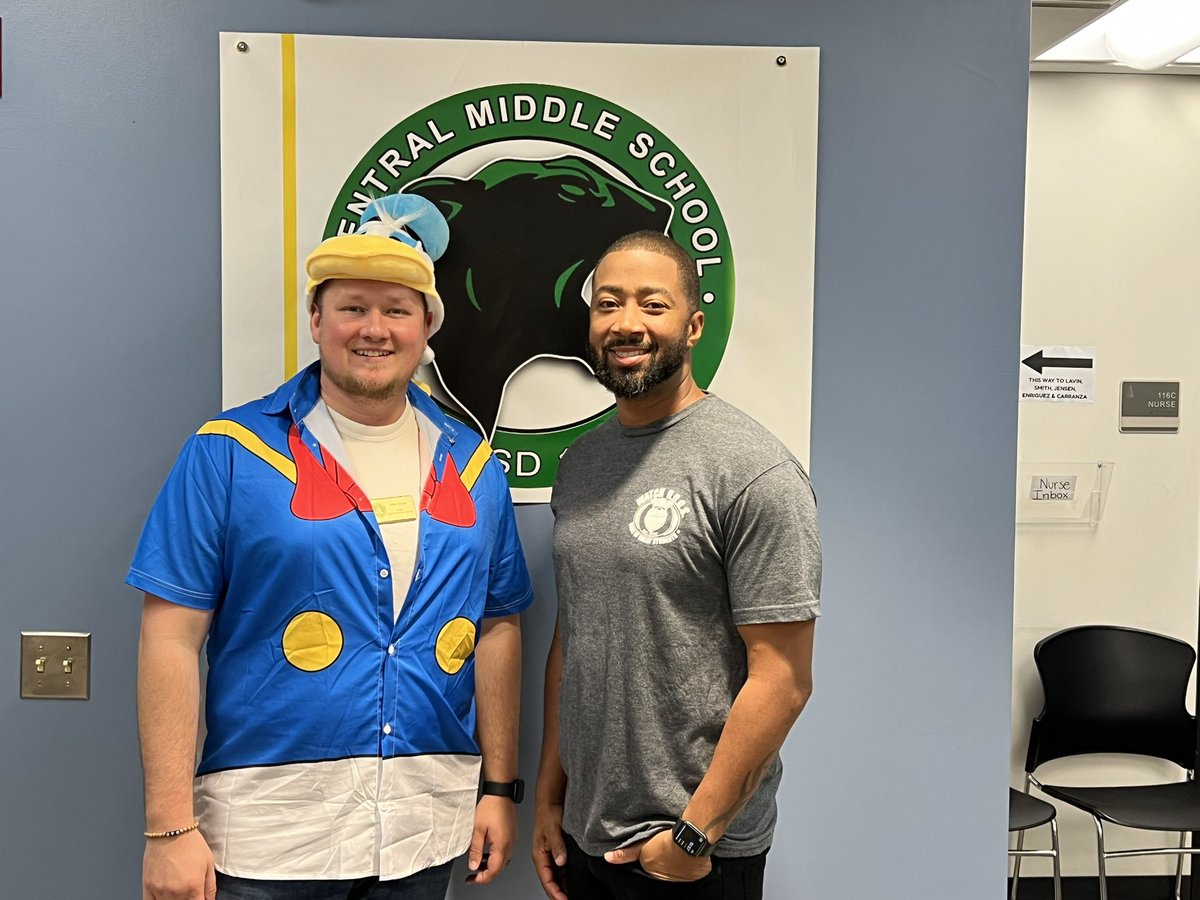 Maurice Brantley, our CMS watch dog, was supervising the hallways and engaging in class today. Consistent volunteering helps build strong student relationships. #BeEvergreen #iBelonginEvergreen 💚