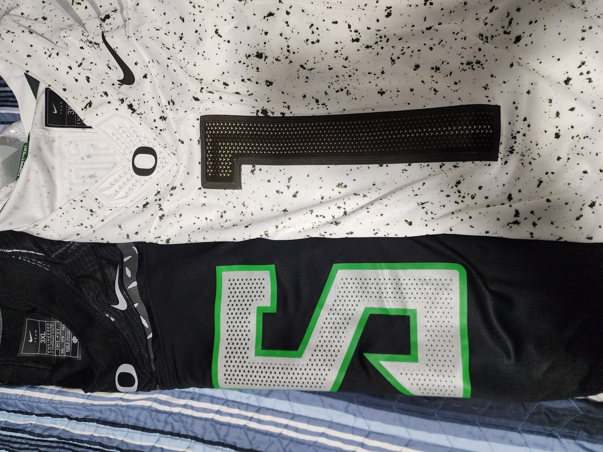 RiverRat_Jus10's tweet image. @Fanatics one more thing. These 2 jerseys bought 11 months apart and $10 in price difference. Explain the drop in quality. #ExplainIt