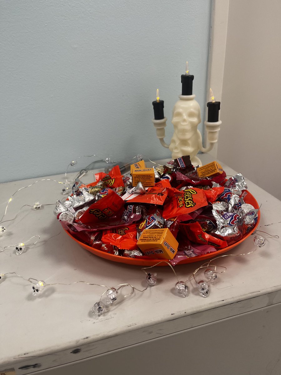 LisaBHayes_lab's tweet photo. Happy Halloween from the Bouchier-Hayes lab! https://t.co/KmIKymStX9