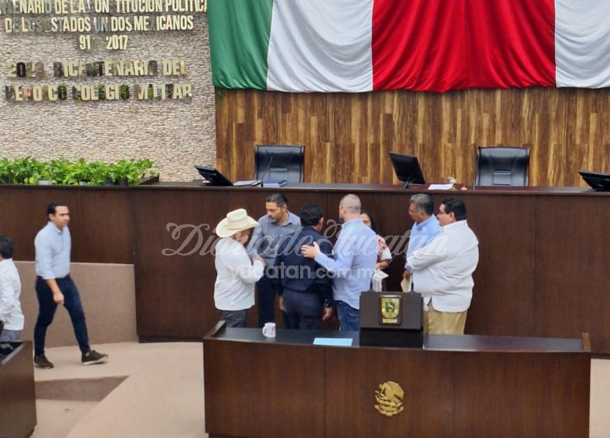Sesionan a puerta cerrada para aprobar nuevas reformas a la Constitución en Yucatán yucatan.com.mx/merida/2024/10…