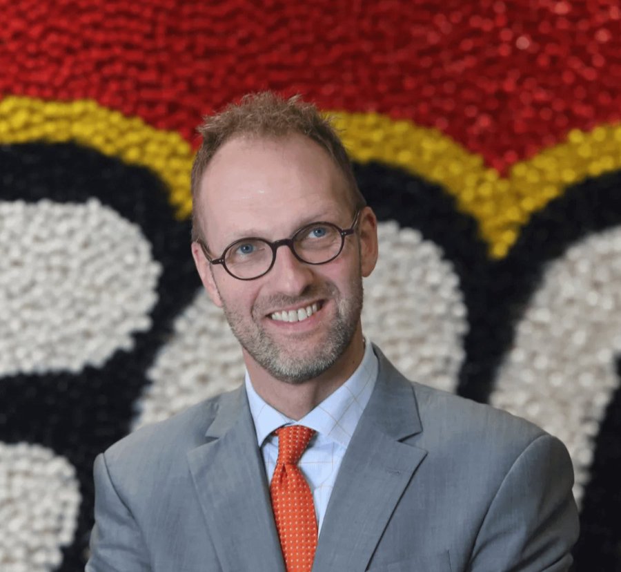 En 2003, Lego estaba a solo meses de la bancarrota.

Sus ventas caían en picada y tenían una deuda de $800 millones.

Hasta que tomaron UNA decisión que transformaría a Lego en un imperio de $13 mil millones...

Aquí tienes toda la historia: