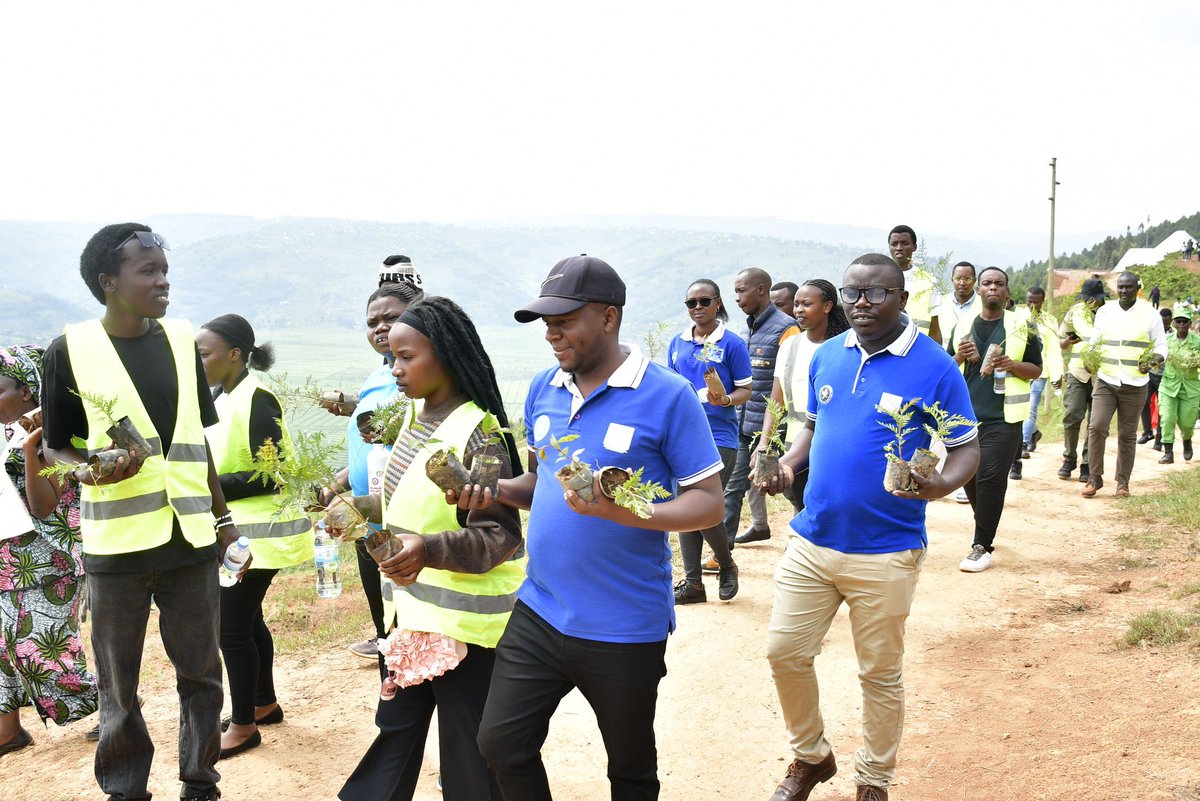Dushimiye urubyiruko rw’abakorerabushake mu gihugu hose ku bwitange n’umurava byaruranze muri uku kwezi kwahariwe ibikorwa by’urubyiruko rw’abakorerabushake – mwarakoze kandi mukomeze uwo mutima wo kwiyubakira igihugu.