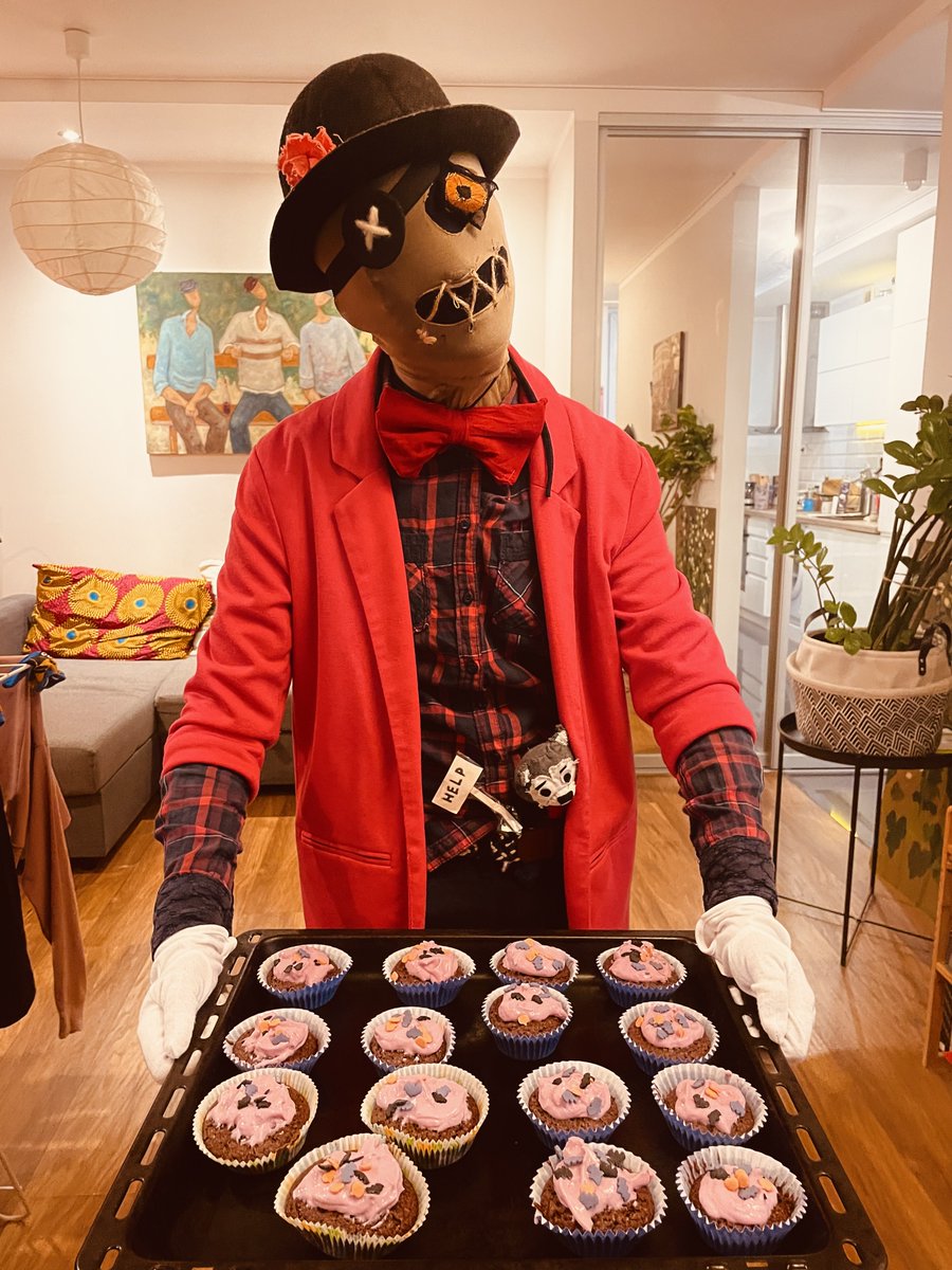 Hi there gang!

TIO is wishing you all a happy Halloween and made muffins for the occasion 👁️🎃✨
And shoutout to willow for observing the process (not like she had a choice cough)