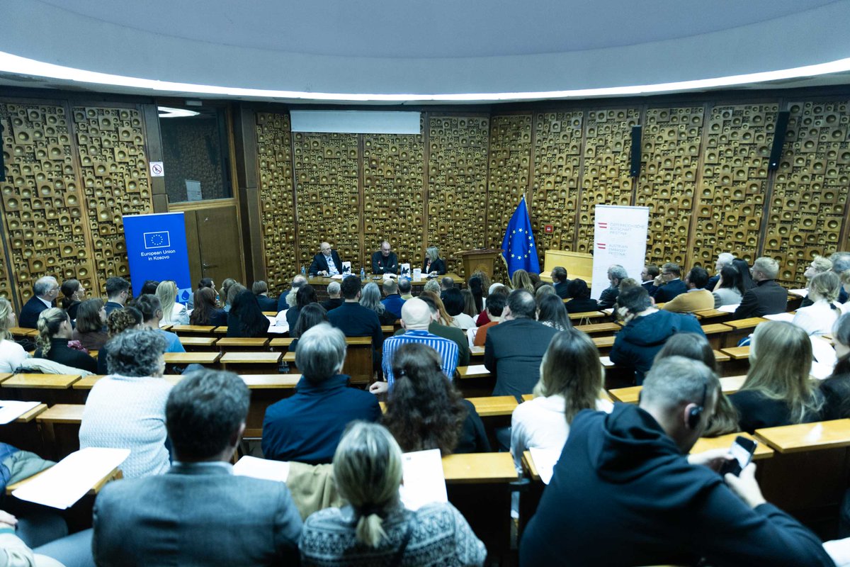 The 🇦🇹 author Robert Menasse read excerpts from his award-winning book "Enlargement" followed by a lively discussion at the National Library in Pristina. Moderated by AugustinPalokaj &amp; <a href="/BlertaIs/">Blerta Ismajli</a>, the event was organised by <a href="/AustriainKosovo/">Austrian Embassy in Kosovo</a> and European Union in Kosovo! 🇪🇺🇦🇹🇽🇰