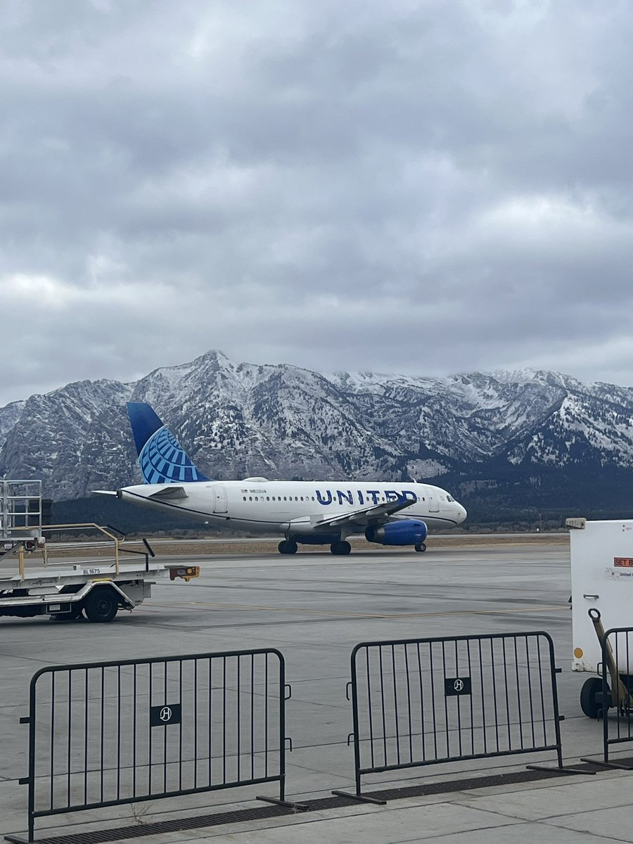Visited the awesome <a href="/UGESocial/">United Ground Express</a> team in JAC as they prep for a busy winter season ❄️🏂🎿 SAFETY was the theme of the week as they start to see an increased flight schedule and challenging operating conditions! <a href="/MikeDenoff/">Denoff</a> <a href="/ORDflier/">D</a> @Jmass29Massey @jacquikey <a href="/DaveMichMiller/">Dave_Miller</a>