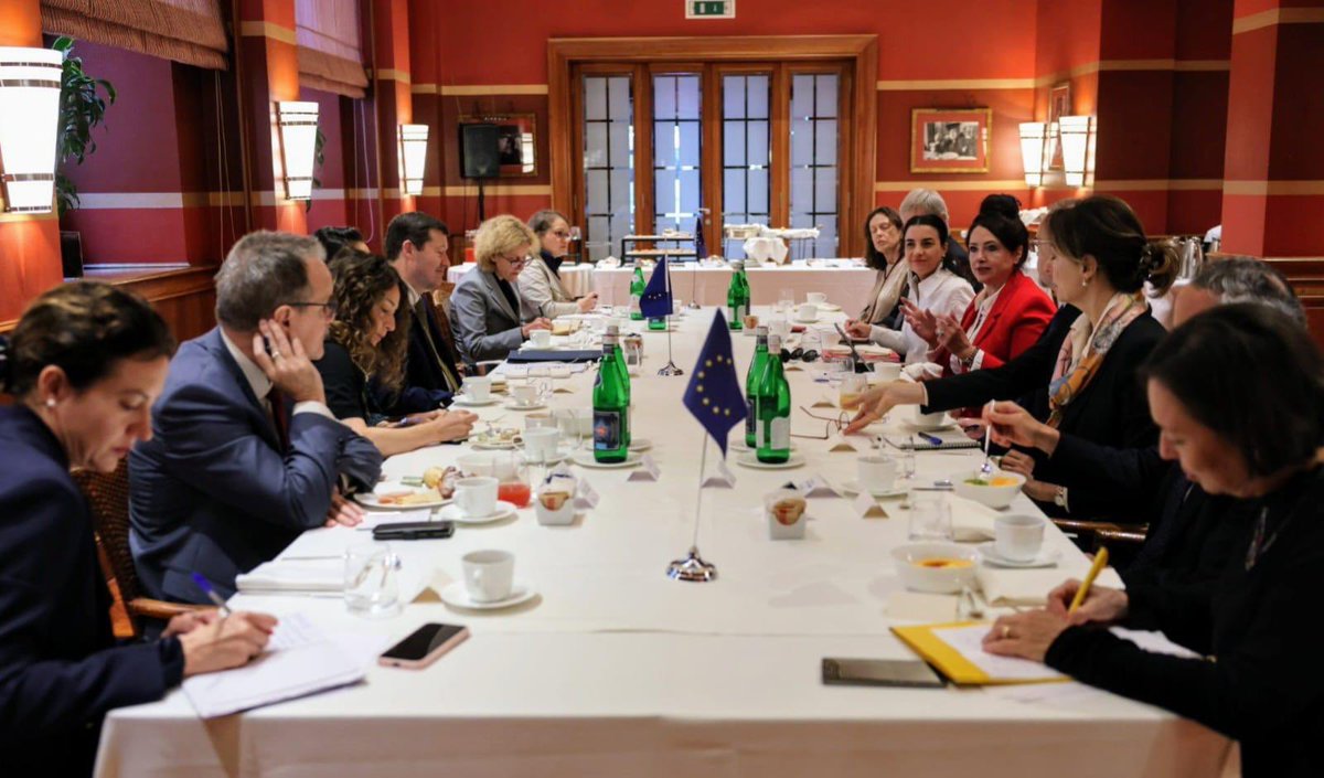 helenadalli's tweet photo. l
With @MartinSelmayr, Ambassadors to UN agencies in Rome and Holy See, and UN representatives, I shared #UnionOfEquality progress: equal pay, work-life balance, care strategy, combating gender-based violence, anti-racism, and advancing rights for persons with disabilities. https://t.co/PPdrhspWu0