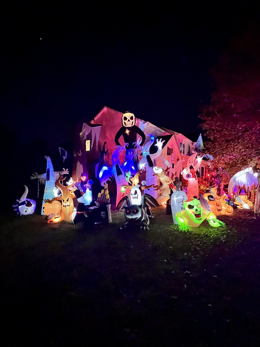 beccathebroker's tweet photo. #ThisOrThatThursday Happy Halloween!! 💀🎃👻 what decorations do you like best?
.
.
.
#BoldResidential #Raleigh #Durham #ChapelHill #TriangleRealEstate #Halloween #OutdoorDecor https://t.co/HW8tOk9exI
