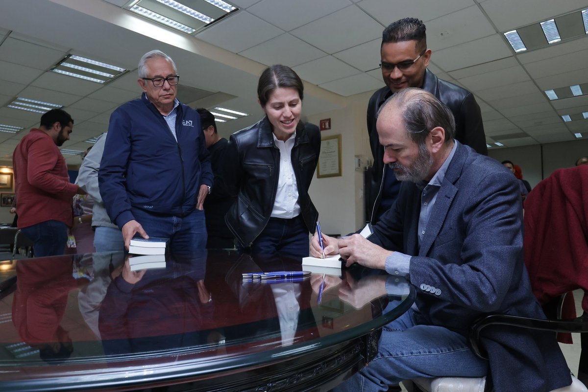 Leon_doms's tweet photo. Hace poco estrenamos en El Universal un Círculo de Lectura y nuestro primer invitado fue Juan Villoro. 

Un espacio creado por nuestra convicción del poder de la lectura compartida y la conversación. Fue un lujo platicar con Juan sobre su nuevo libro "No soy un robot". 🤖🫰🏻 https://t.co/246vmYFTaF