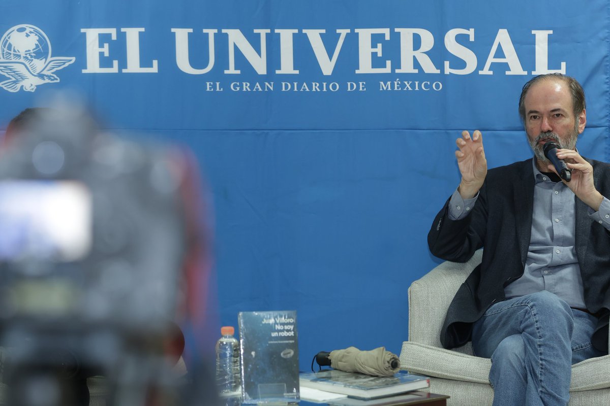 Leon_doms's tweet photo. Hace poco estrenamos en El Universal un Círculo de Lectura y nuestro primer invitado fue Juan Villoro. 

Un espacio creado por nuestra convicción del poder de la lectura compartida y la conversación. Fue un lujo platicar con Juan sobre su nuevo libro "No soy un robot". 🤖🫰🏻 https://t.co/246vmYFTaF