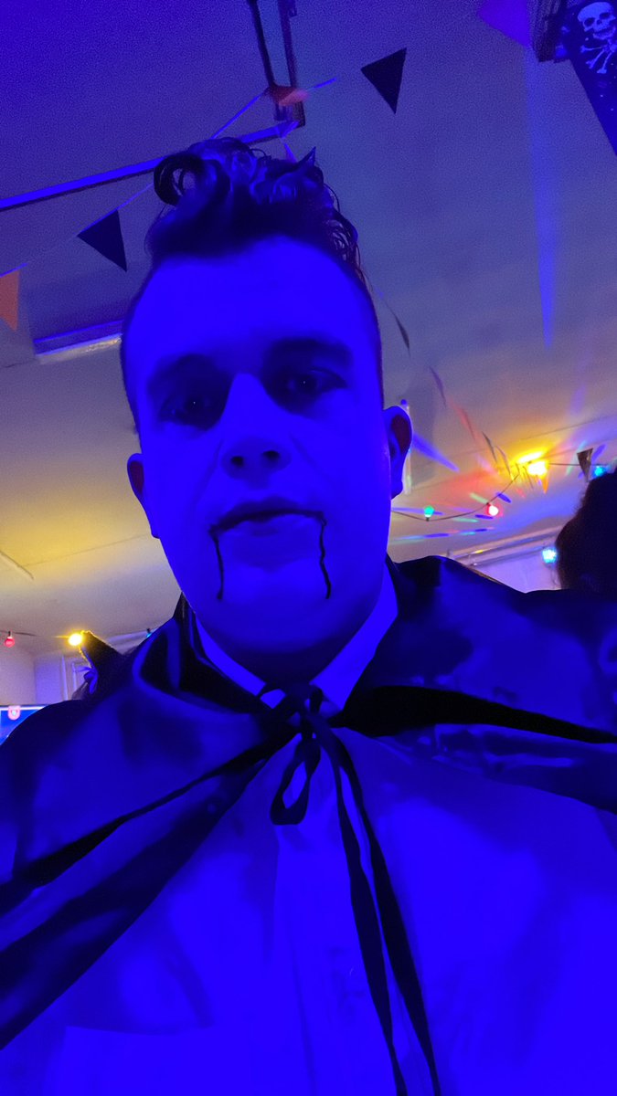 Happy Halloween 🎃 euch alle wer hat ein süßen Hals zum rein beißen. 

PS: Beiße gerne auch wo anders rein!