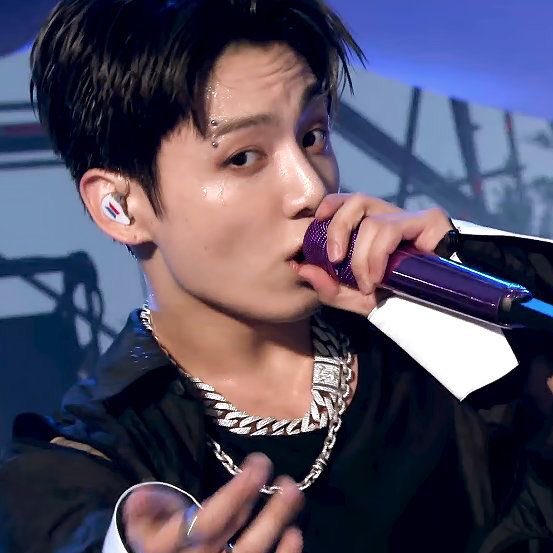 stargguck's tweet photo. JAWLINE IS JAWLINING https://t.co/VbtGkvoLgi