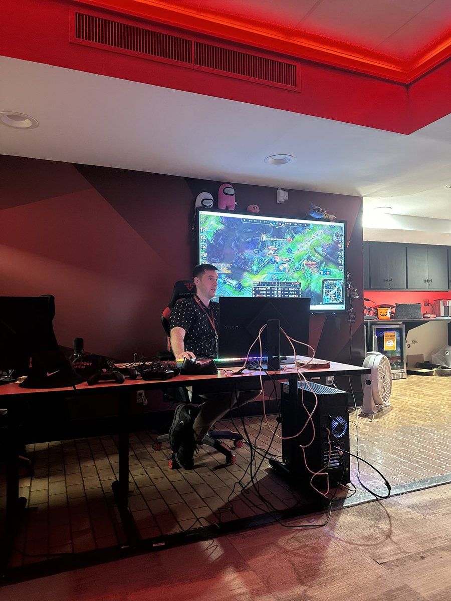 DunwoodyHawks's tweet image. Coach Coop leading the Hawks LoL team to a 4-1 season thus far!
#BornToDo #esports #leagueoflegends